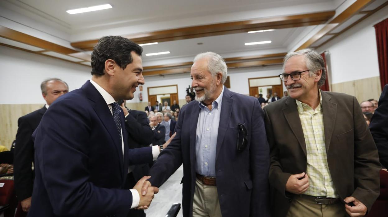 Juan Manuel Moreno Bonilla saluda a Julio Anguita a su llegada al Ayuntamiento de Córdoba