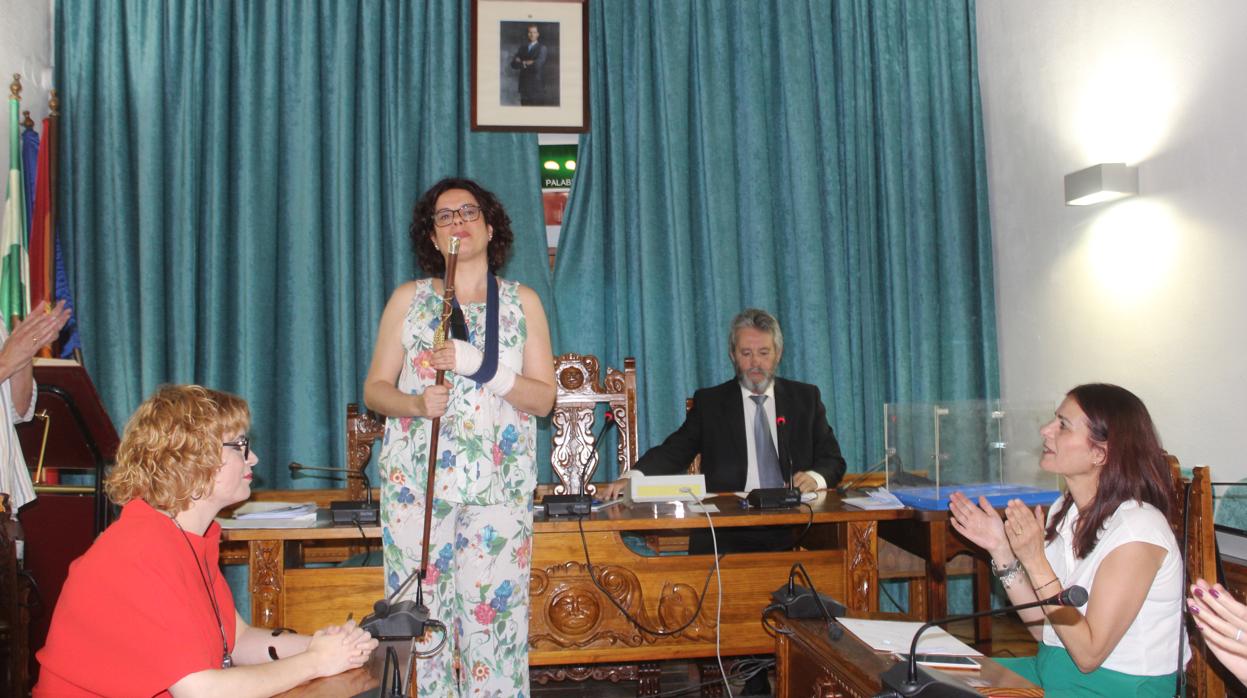 La nueva alcaldesa de Castro del Río, con el bastón de mando