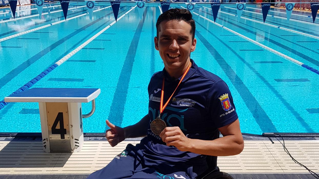 Paco Salinas, con una de las medallas obtenidas en el Campeonato de España de natación adaptada