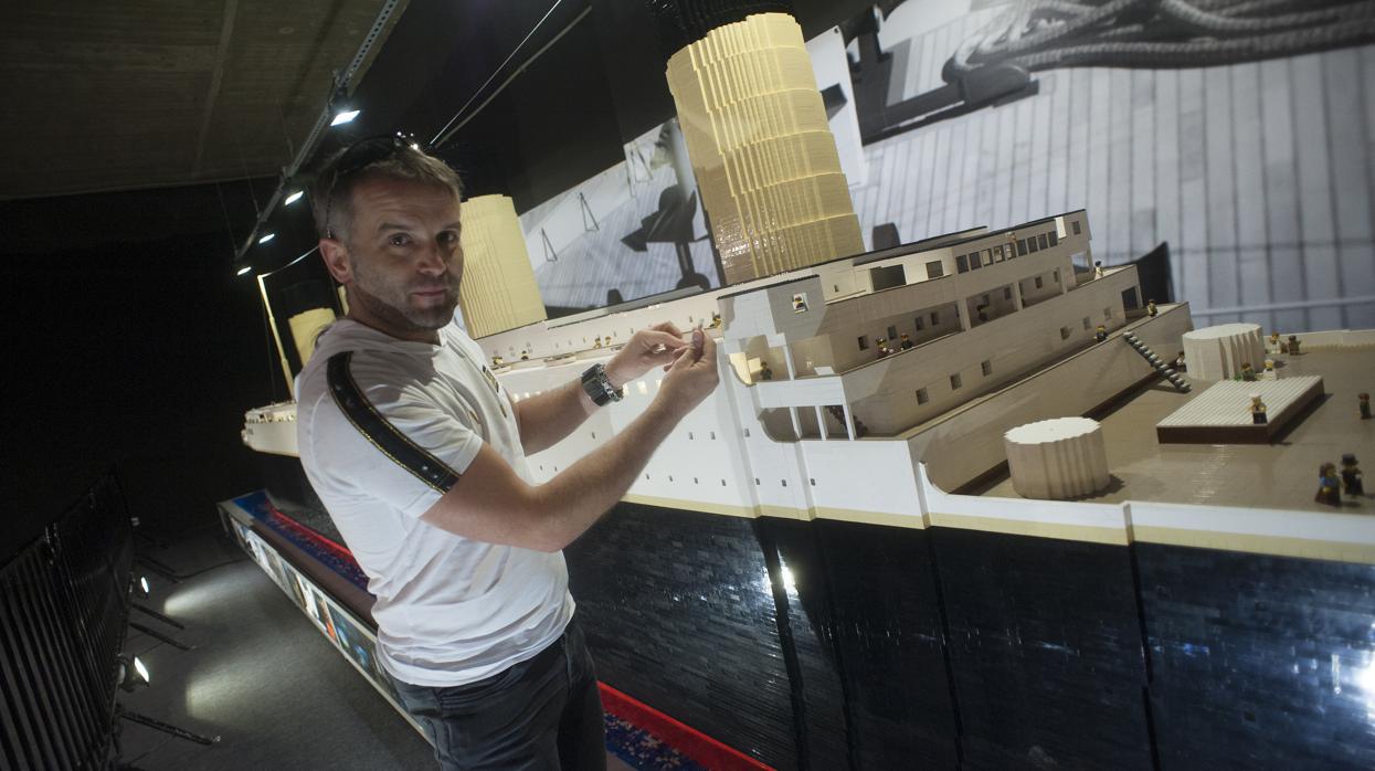 Rafal Szymanski, uno de los organizadores de la exposición junto a la maqueta del Titanic