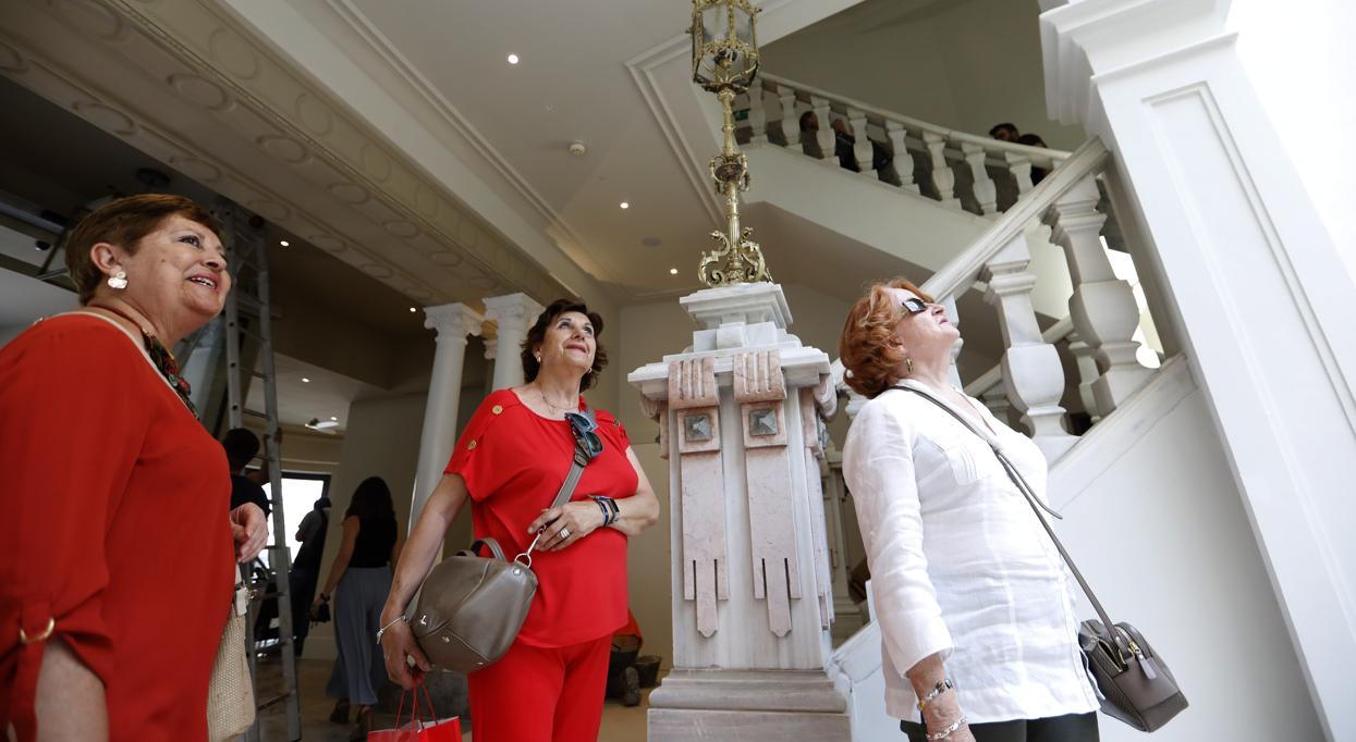 Varias mujeres observan la entrada del hotel H10 Palacio Colomera