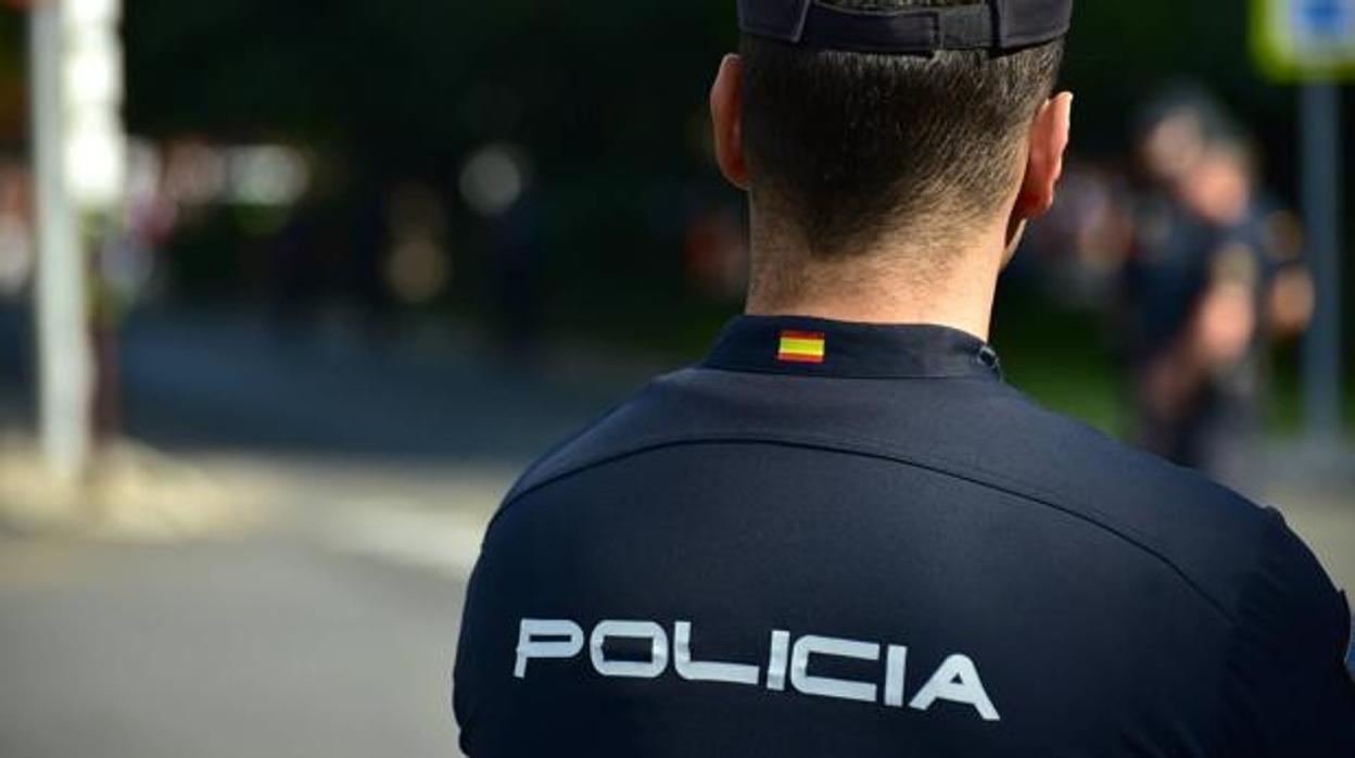 Un agenet de la Policía Nacional