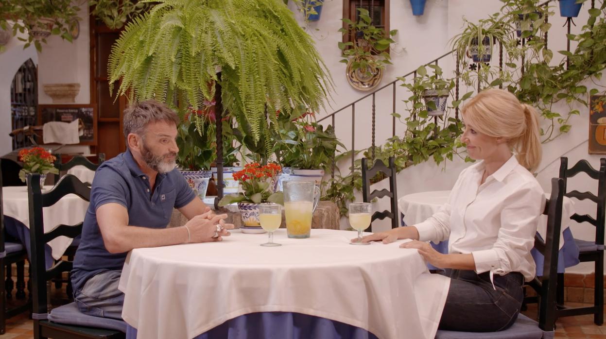 Tejero con Cayetana Guillén Cuervo en el restaurante Puerta Sevilla