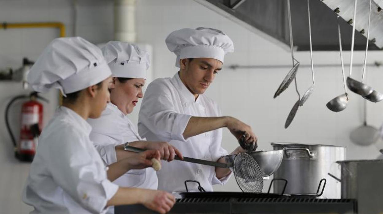 Un grupo de alumnos de ciclo formativo en el IES Gran Capitán de Córdoba