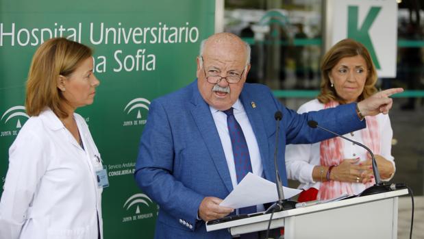 El consejero de Salud ofrece Córdoba a Amancio Ortega como sede de un centro de investigación oncológica