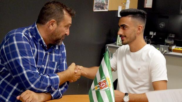 Moyano prolonga su vinculación al Córdoba por dos temporadas