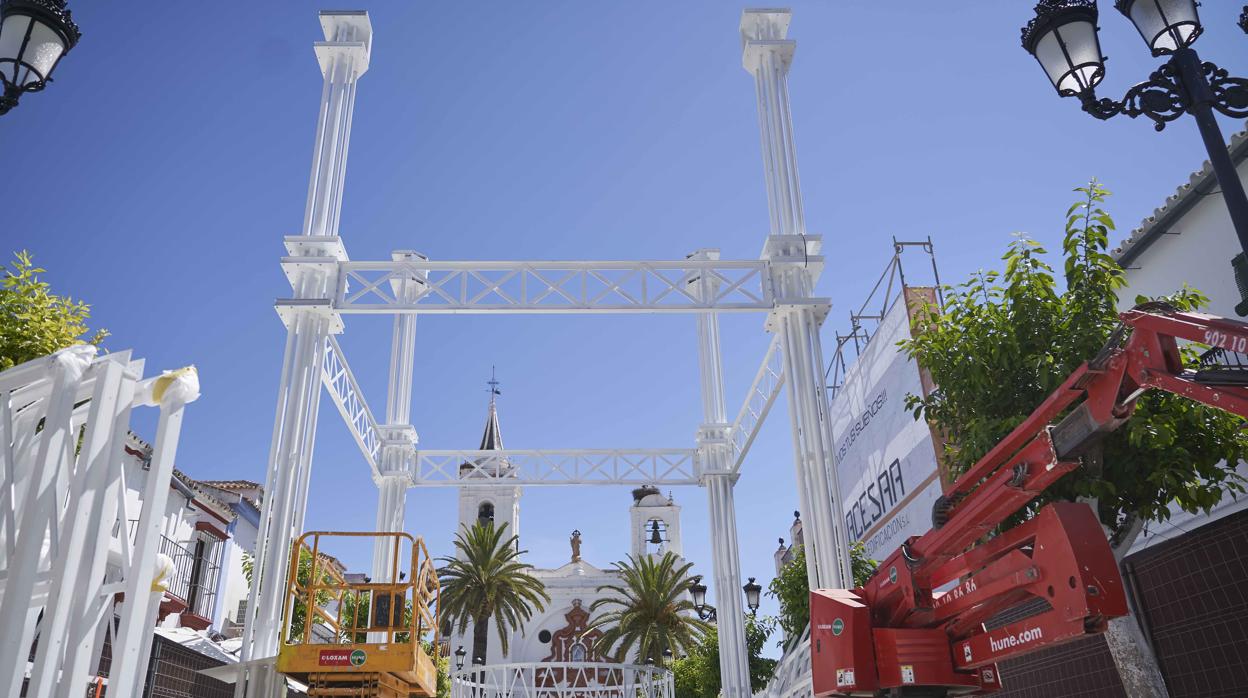 La catedral efímera comienza a tomar forma en la Plaza Virgen del Rocío