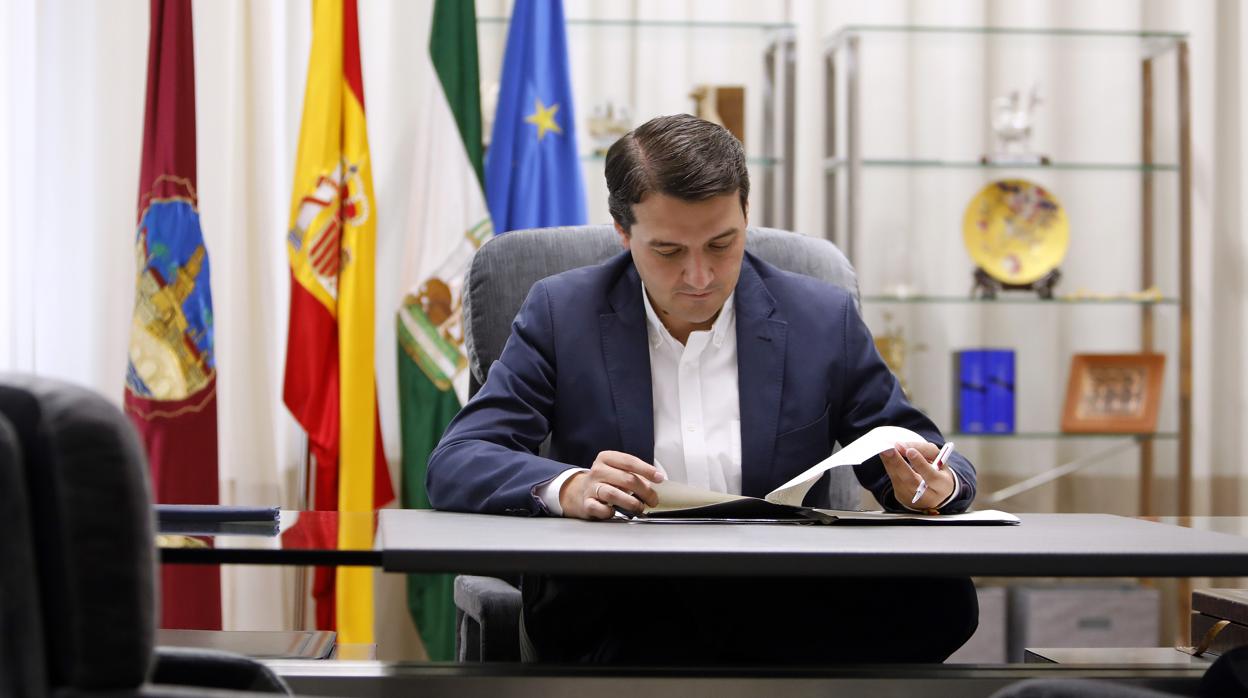 José María Bellido, en el despacho de la Alcaldía del Ayuntamiento de Córdoba