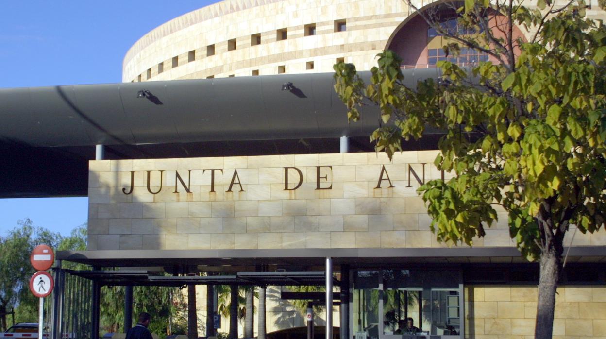 Entrada principal de Torretriana, sede de la Consejería de Educación