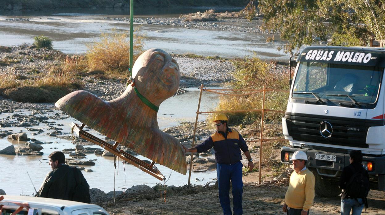 Retirada de la escultura del «hombre-río» en noviembre de 2007, tras una riada