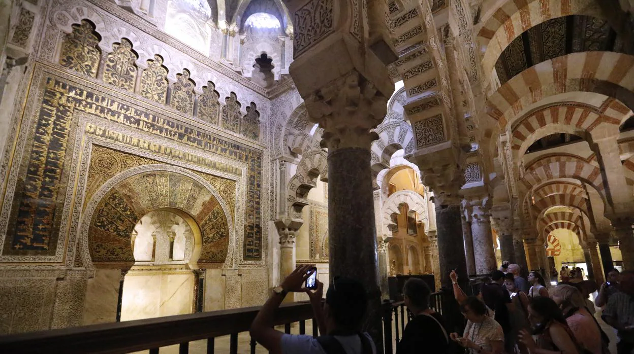 Turistas frente al mihrab de la Mezquita-Catedral de Córdoba