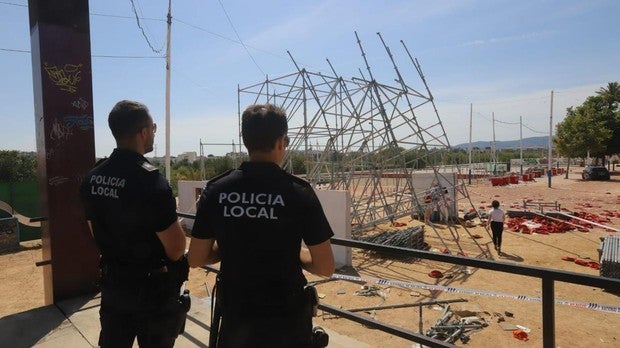 Tres trabajadores en la UCI tras derrumbarse una estructura metálica en el recinto ferial de Córdoba