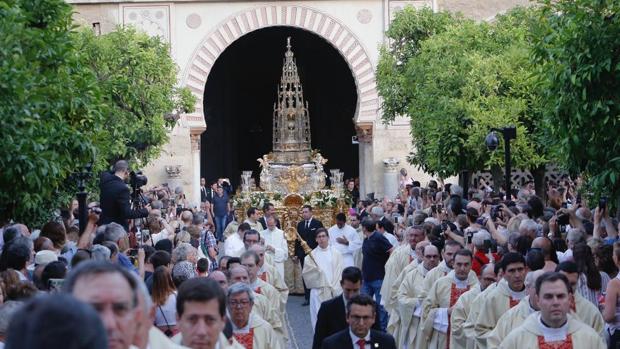 La procesión del Corpus Christi ya pisa el romero de las calles de Córdoba