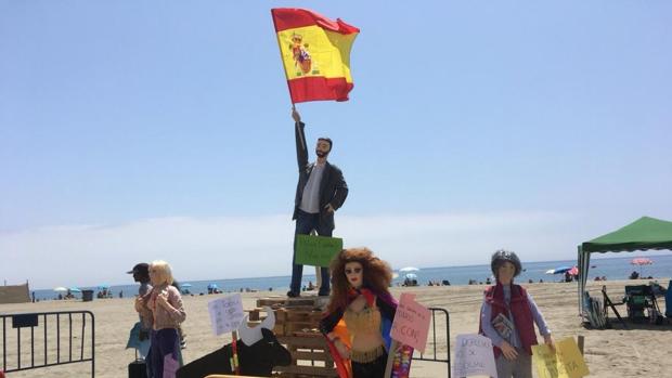 Queman a Santiago Abascal en la noche de San Juan de Estepona