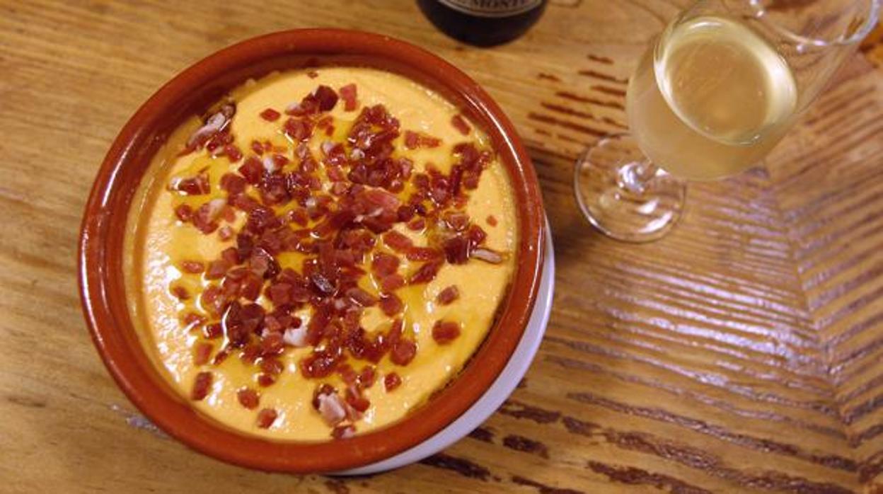 Plato de salmorejo en una taberna cordobesa