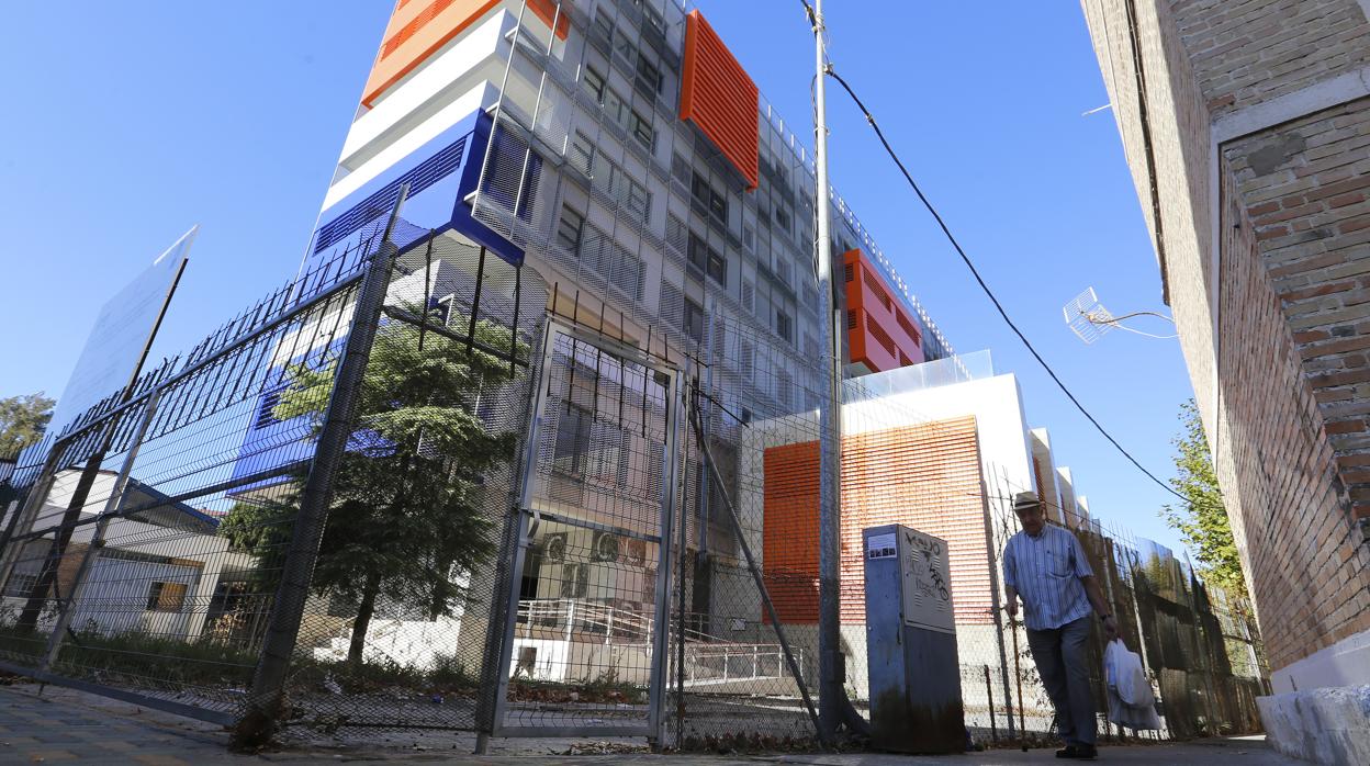 Un hombre pasa delante del remodelado inmueble de la vieja Escuela de Magisterio