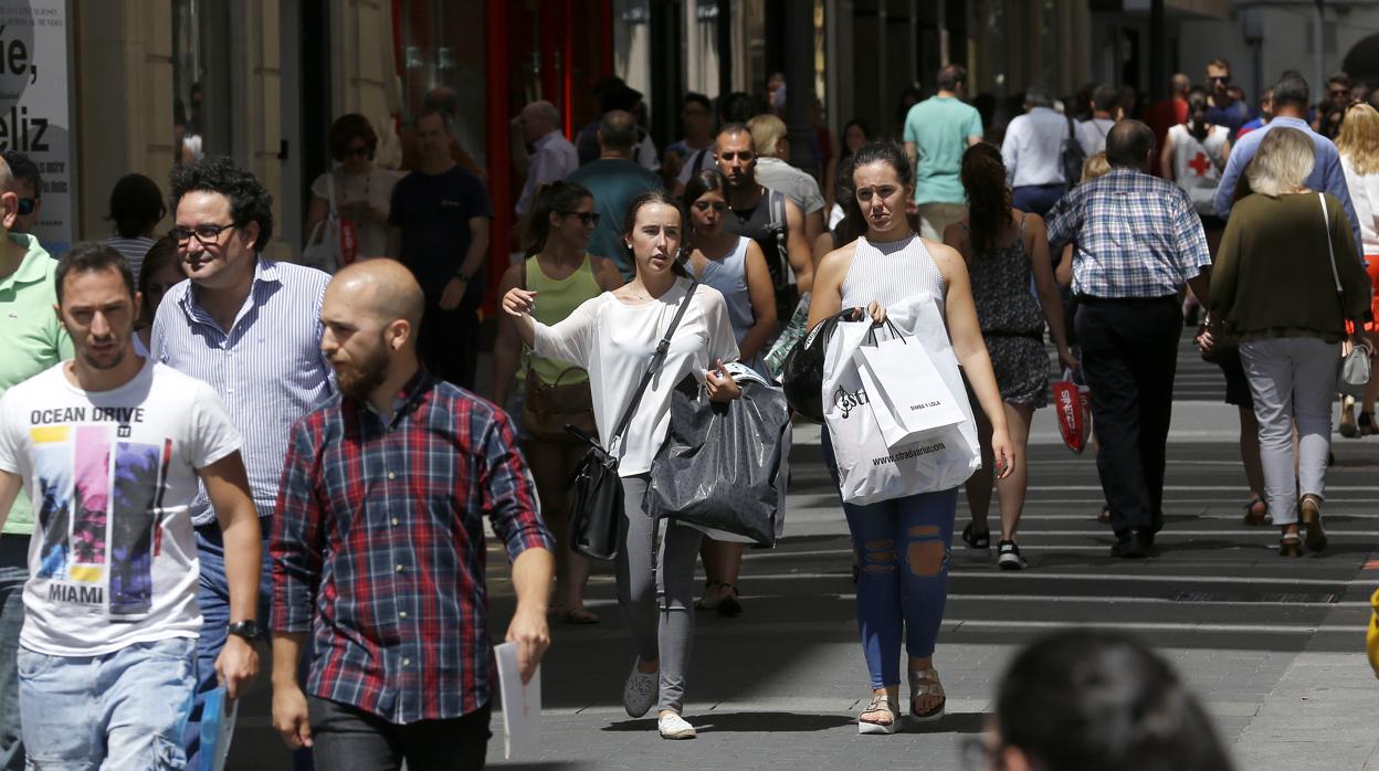 Ciudadanos transitando por una calle de Córdoba