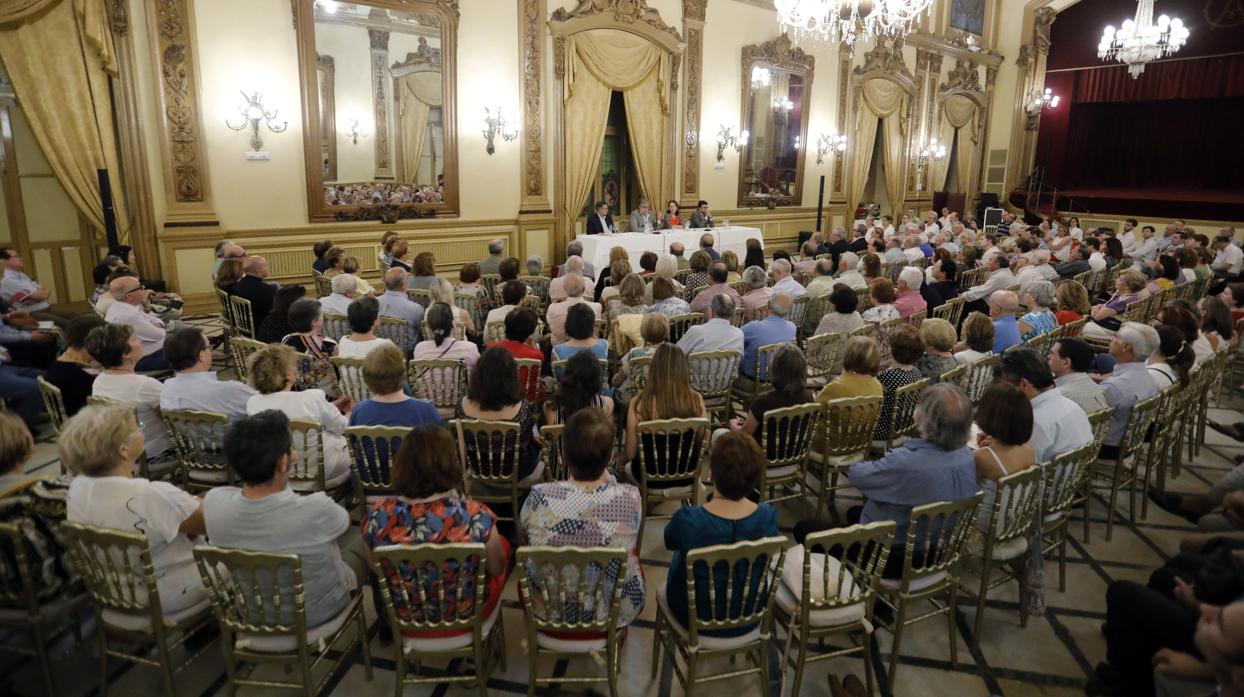 Público asistente a una de las conferencias de «El templo de Córdoba»