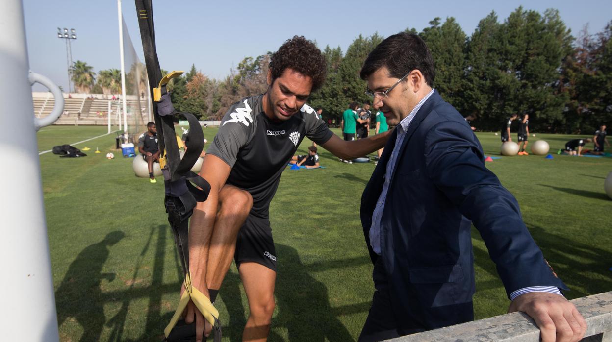 Quim Araujo habla con el presidente del Córdoba CF en un entrenamiento