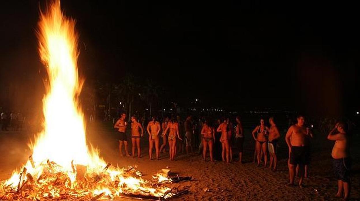 Hoguera en la playa por San Juan