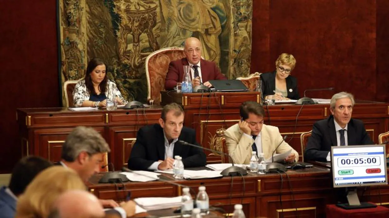 El socialista Antonio Ruiz preside un pleno de la Diputación de Córdoba