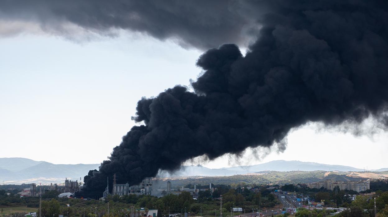 Imagen de la densa columna de humo negro que generó el incendio en Indorama.