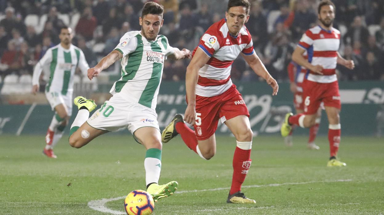 El delantero del Córdoba CF Andrés Martín lanza a portería