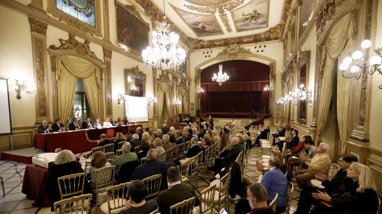 Socios del Real Círculo de la Amistad de Córdoba, durante una asamblea