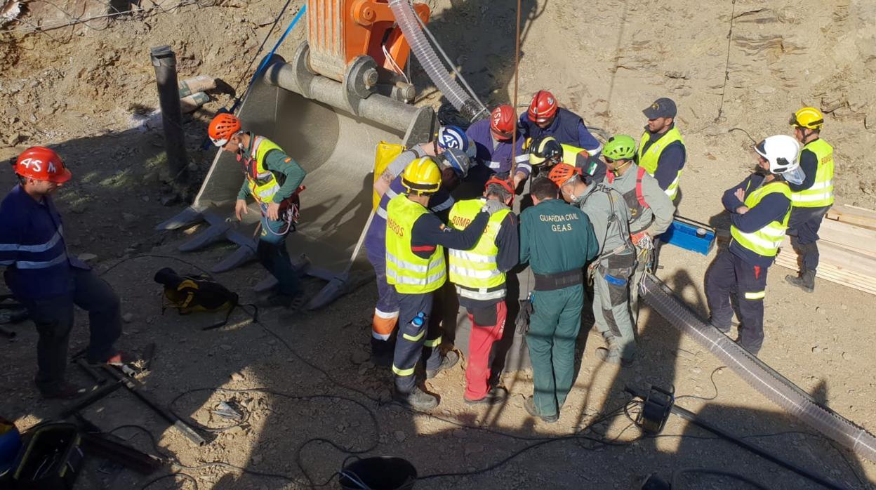 Equpos de rescate en Totalán