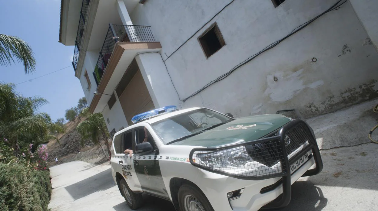 La Guardia Civil delante de la casa donde convivían Sergio y Dana hasta su desaparición