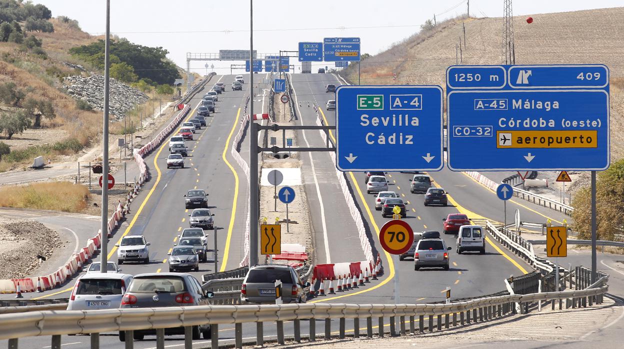 Vehículos circulando por la A-4 en el término municipal de Córdoba