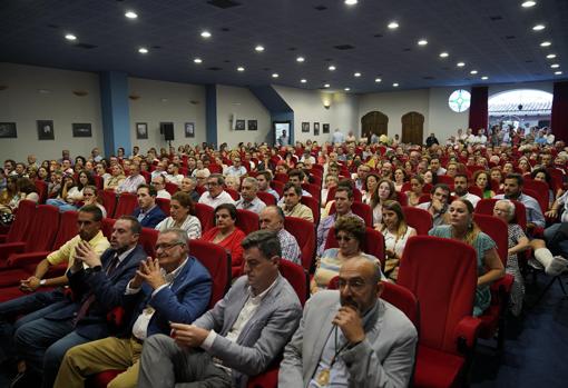 El salón de actos de la casa hermandad de la Matriz almonteña presentaba un lleno absoluto