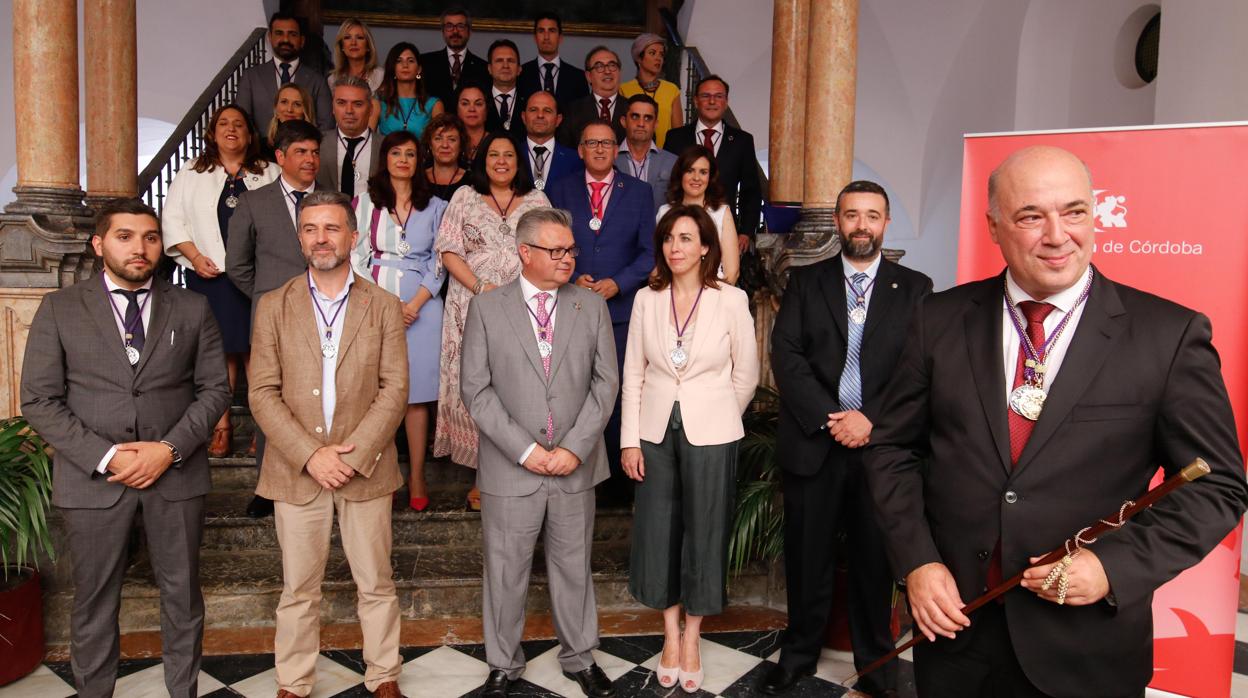 Antonio Ruiz, a la derecha, con todos los diputados; en primera fila, los portavoces de cada grupo
