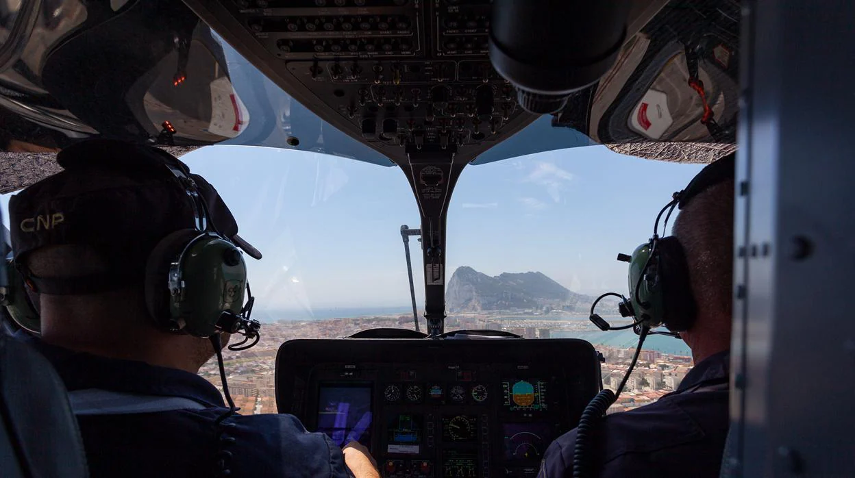 Los pilotos del helicóptero sobrevuelan La Línea de la Concepción, con el Peñon de Gibraltar al fondo