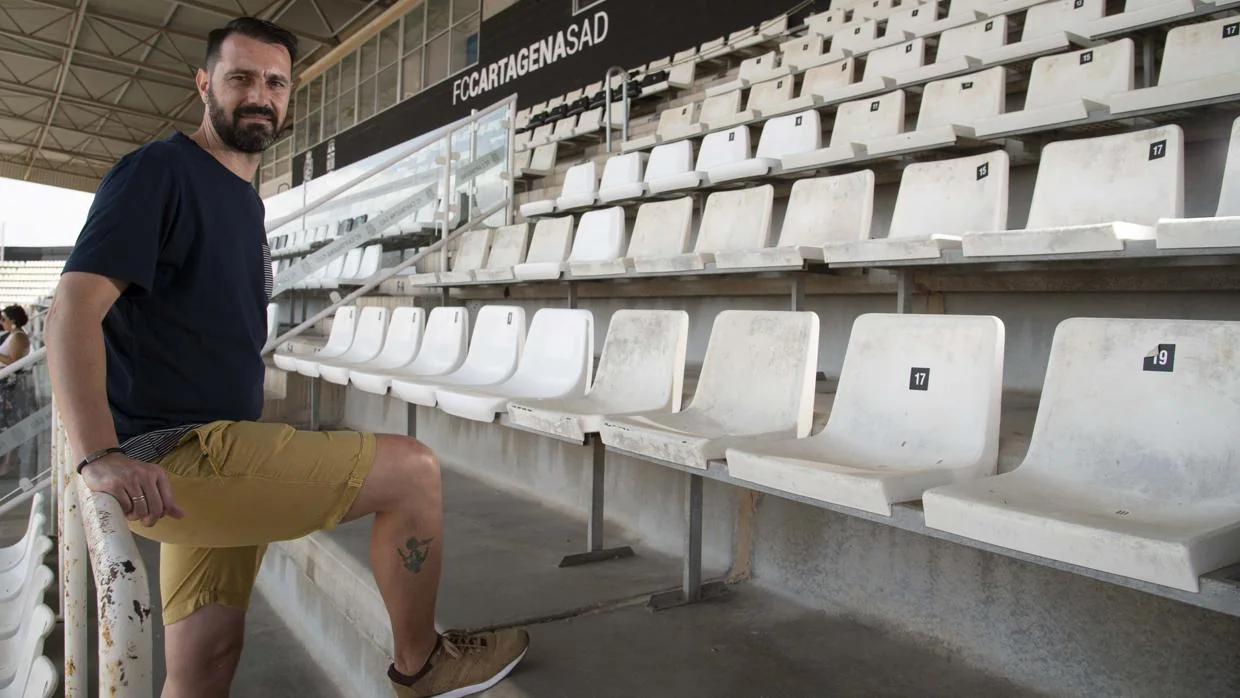 Juan Carlos Ramos, en las gradas del estadio Cartagonova