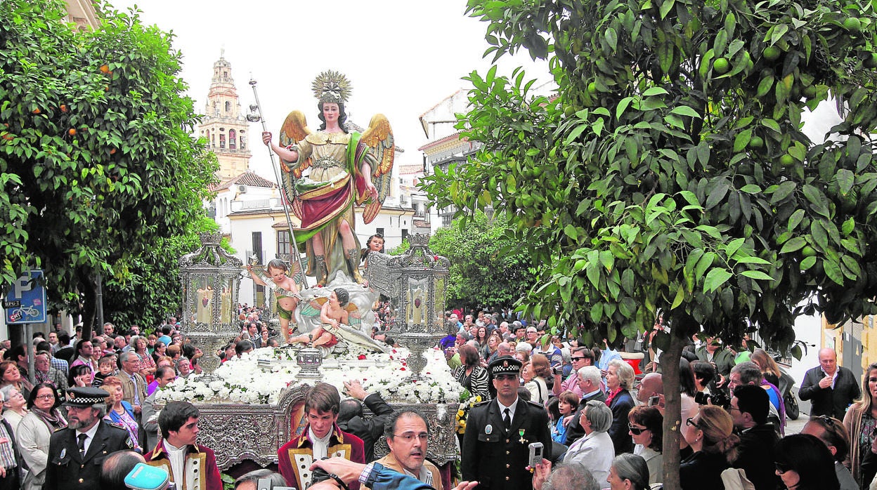 La imagen de San Rafael en procesión