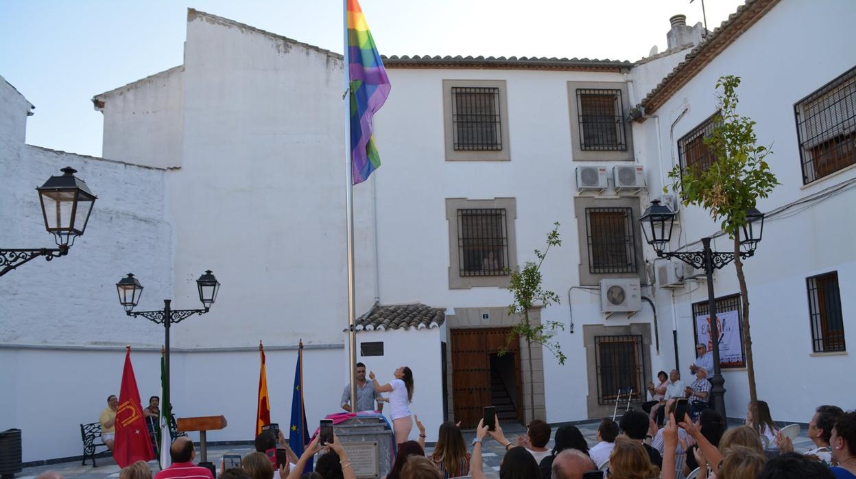 Izado de la bandera arco iris en la plaza de la Diversidad