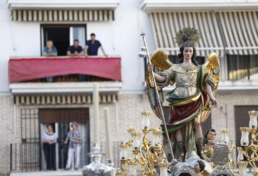 San Rafael, Custodio de Córdoba, por la calle Capitulares