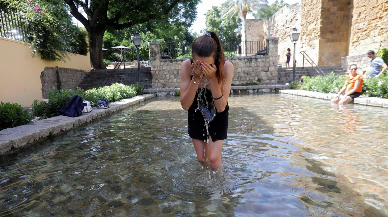 Una joven se refresca en Córdoba durante la última ola de calor de la semana pasada