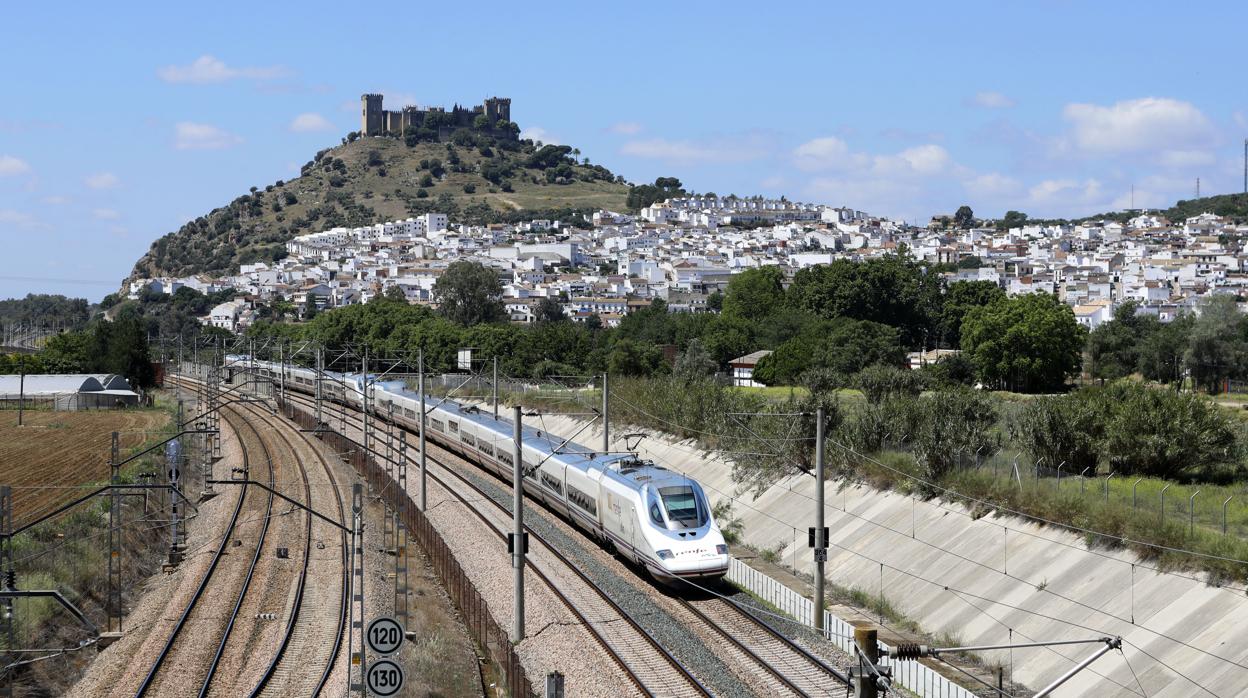 Tren AVE a su paso por la localidad cordobesa de Almodóvar del Río