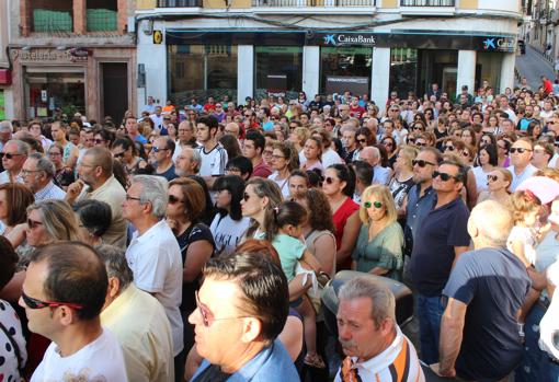 Asistentes a la concentración en el Ayuntamiento de Rute