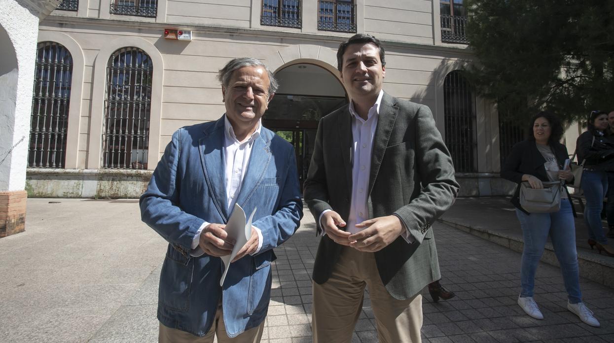 Salvador Fuentes, hoy edil de Urbanismo, y José María Bellido, hoy alcalde, ante la sede de Urbanismo en mayo
