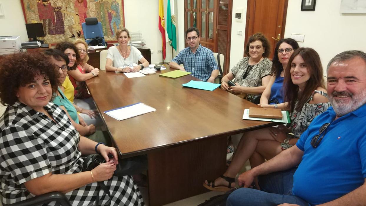 La delegada de Educación, Inmaculada Troncoso, reunida con directivos de los CPR