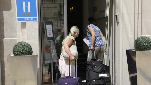 Robaba a las clientas de los hoteles de Málaga aprovechando la hora del desayuno