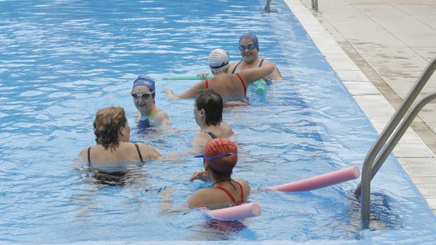 Los vecinos de la Fuensanta están «deseosos» de que abran la piscina municipal