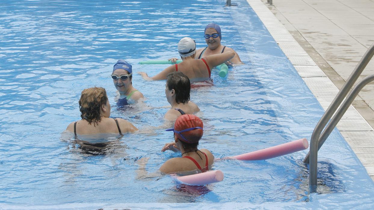 Bañistas en la piscina muncipal hace años