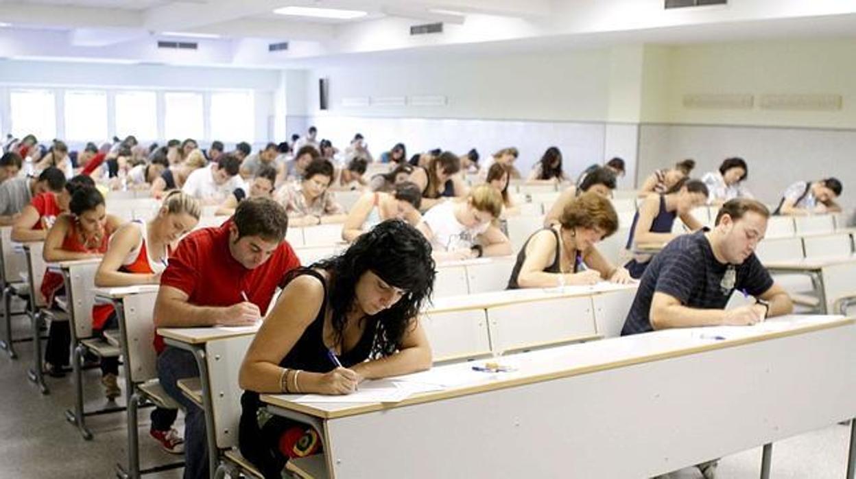 Aspirantes a una plaza en la administración durante un examen de oposicionoes