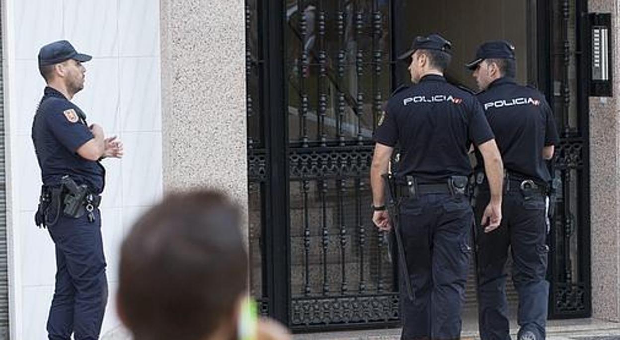 Agentes de la Policía Nacional en el escenario de un crimen machista en Málaga