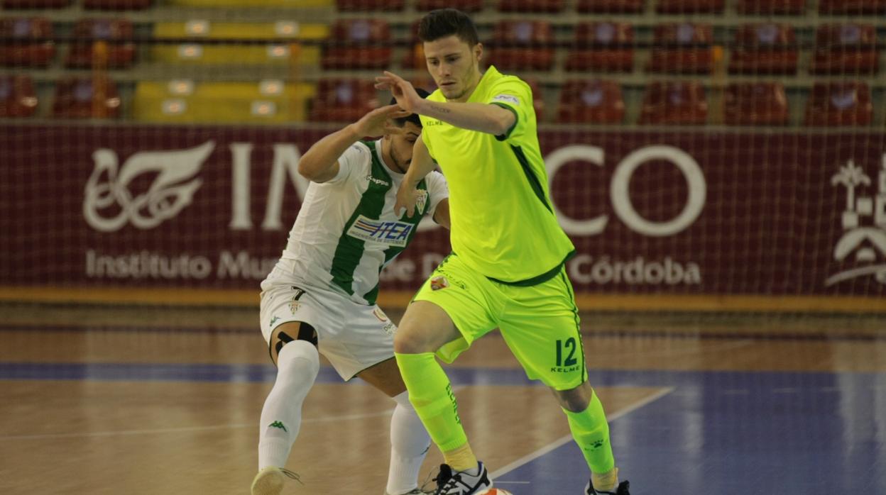 Cristian Cárdenas conduce el balón con el Elche en Vista Alegre