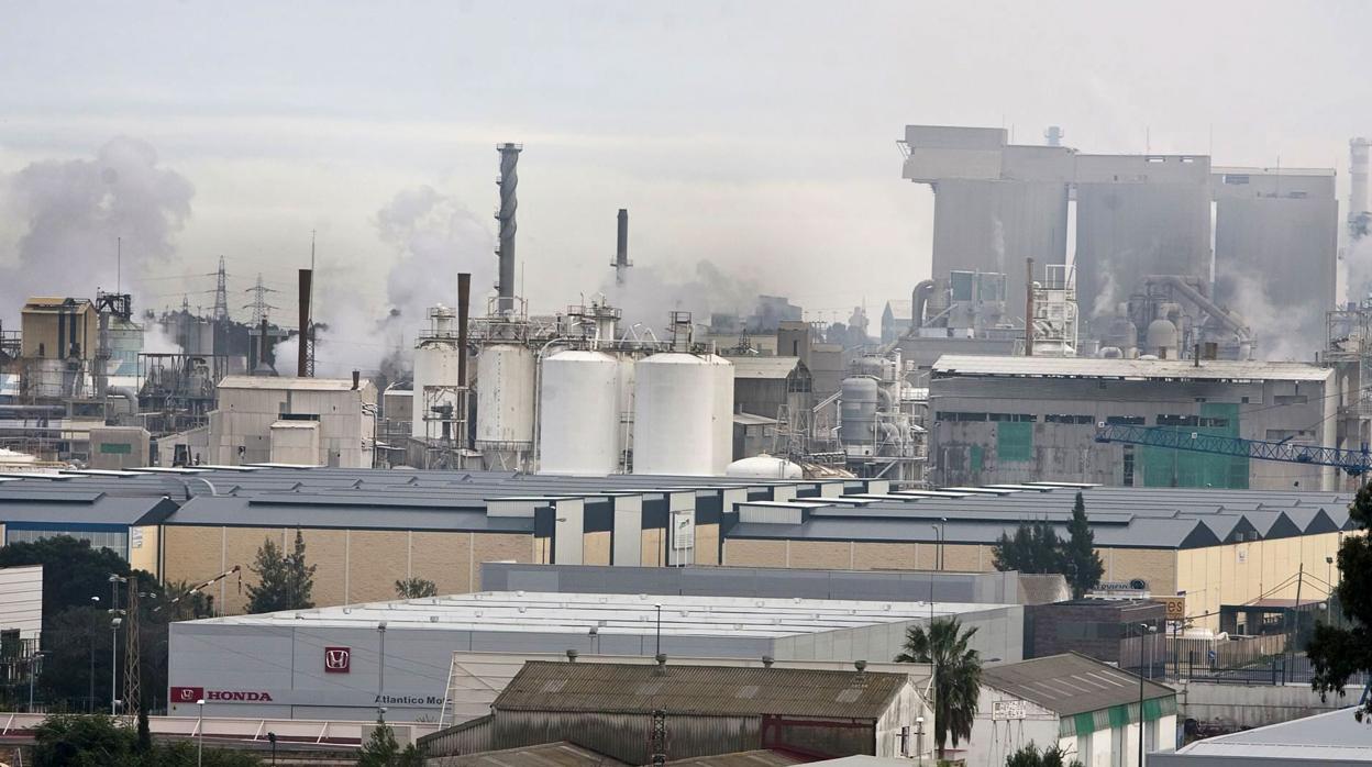 Vista parcial de empresas industriales de Huelva